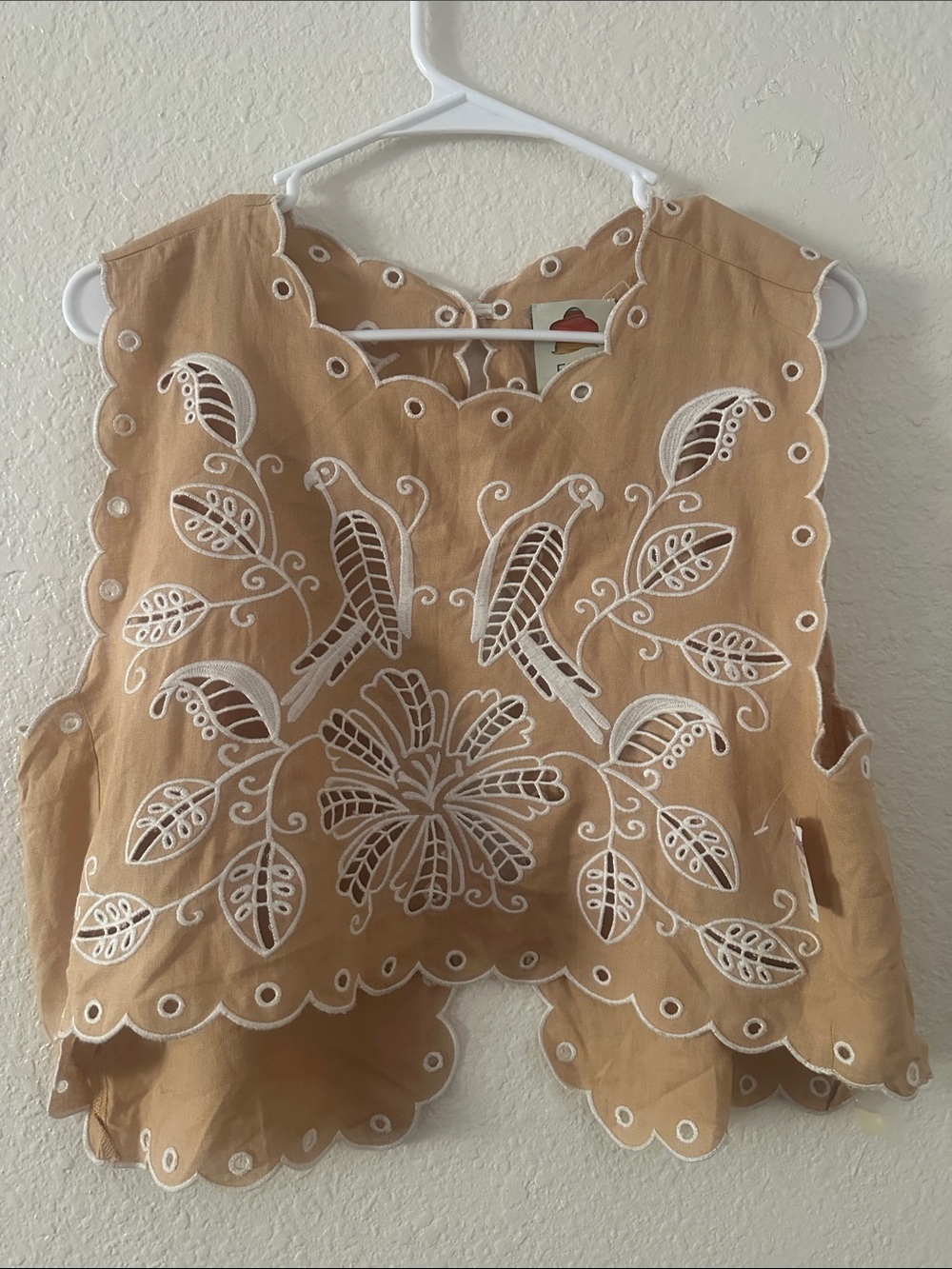 FARM Rio cropped Scallop broderie Anglaise top - Picture 2 of 5